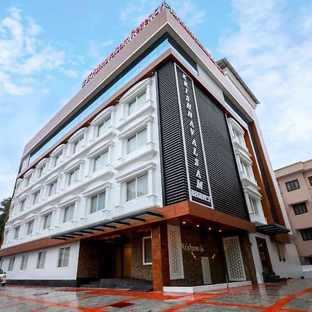 Krishnavalsam Regency Hotel กูรูวาเยอร์ ภายนอก รูปภาพ