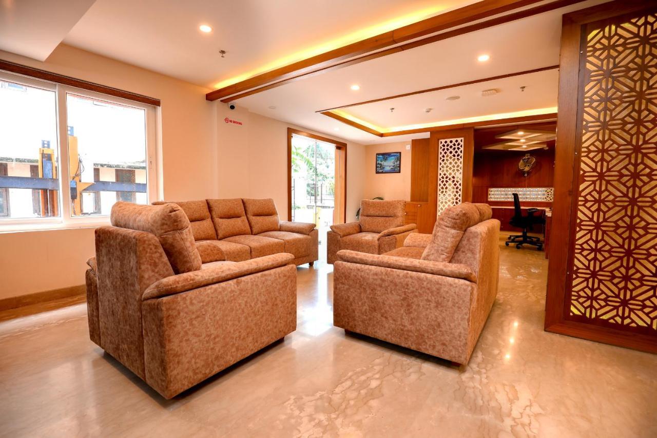 Krishnavalsam Regency Hotel กูรูวาเยอร์ ภายนอก รูปภาพ