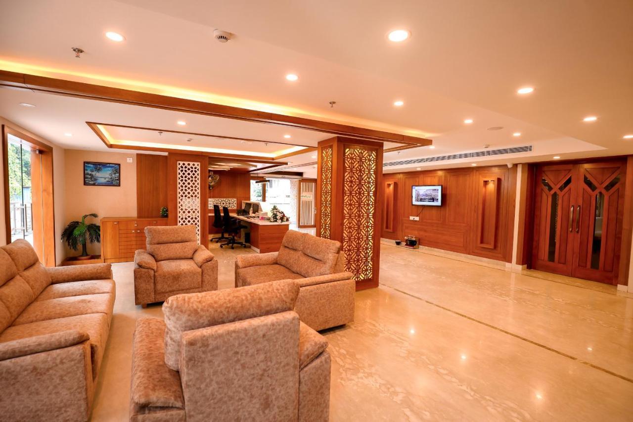 Krishnavalsam Regency Hotel กูรูวาเยอร์ ภายนอก รูปภาพ
