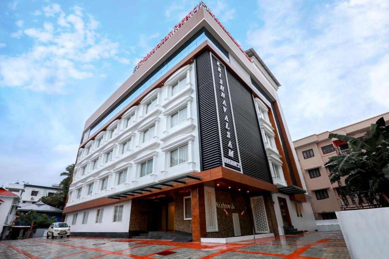 Krishnavalsam Regency Hotel กูรูวาเยอร์ ภายนอก รูปภาพ
