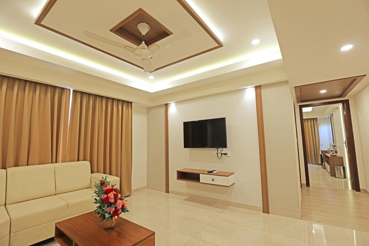 Krishnavalsam Regency Hotel กูรูวาเยอร์ ภายนอก รูปภาพ