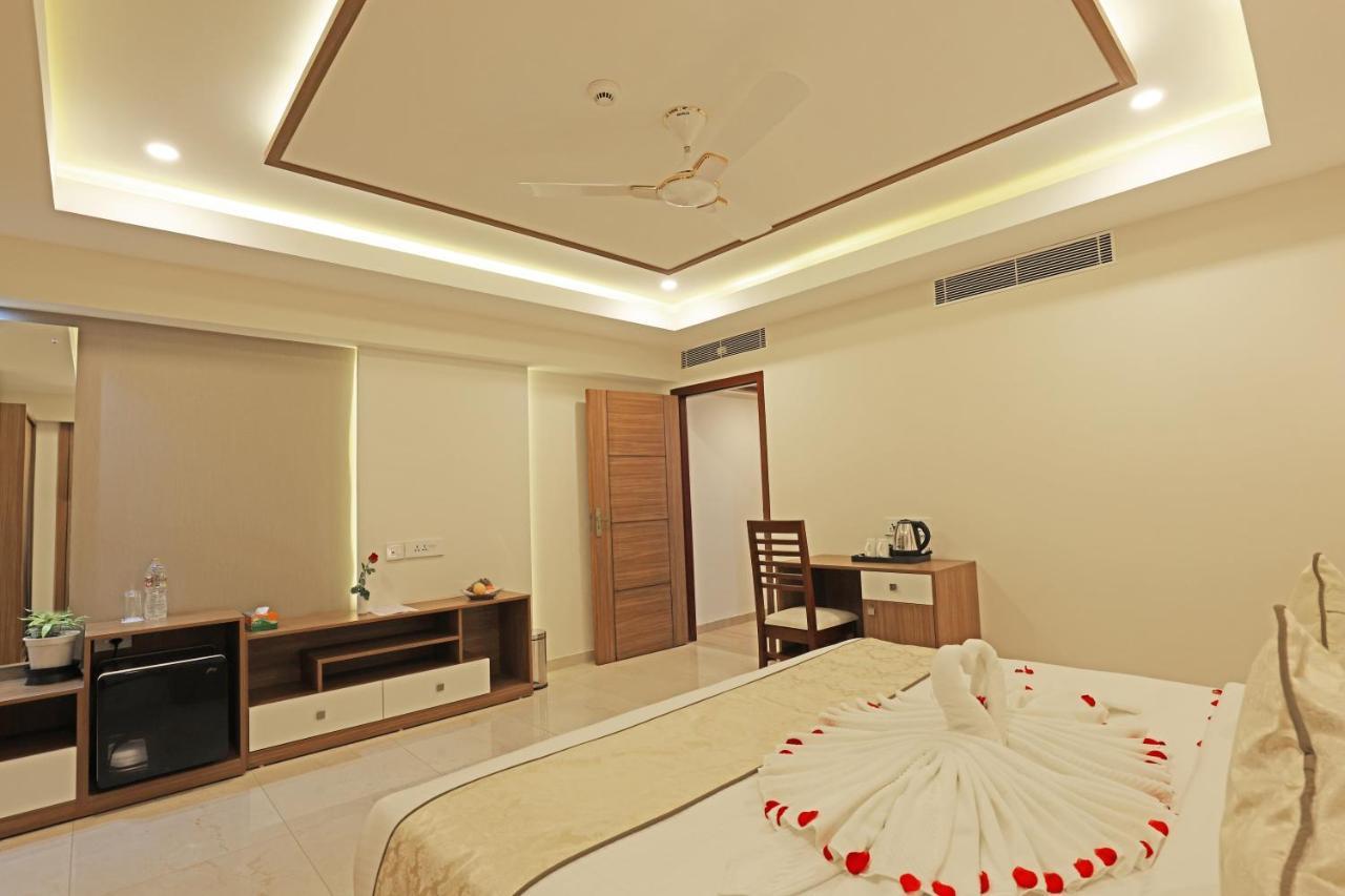Krishnavalsam Regency Hotel กูรูวาเยอร์ ภายนอก รูปภาพ