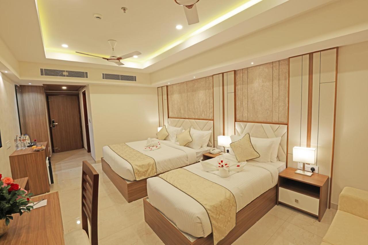 Krishnavalsam Regency Hotel กูรูวาเยอร์ ภายนอก รูปภาพ