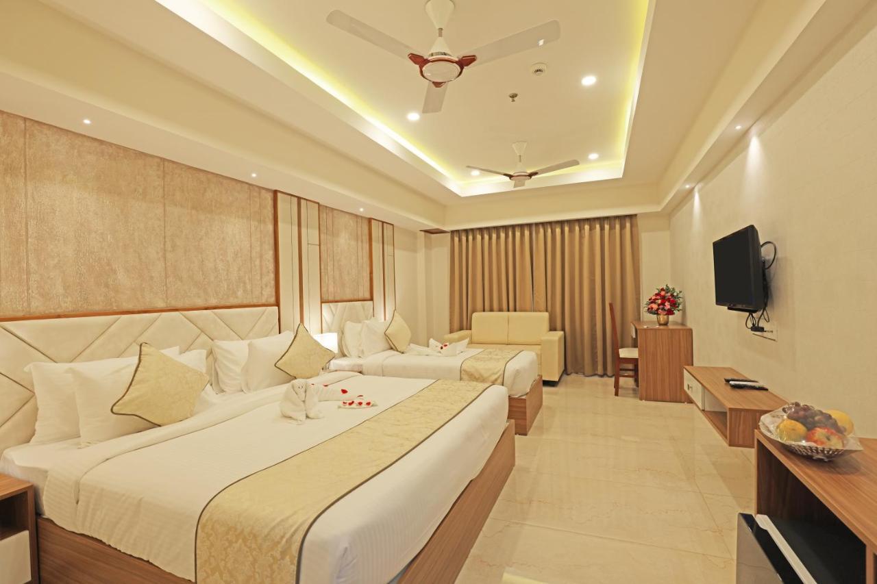 Krishnavalsam Regency Hotel กูรูวาเยอร์ ภายนอก รูปภาพ