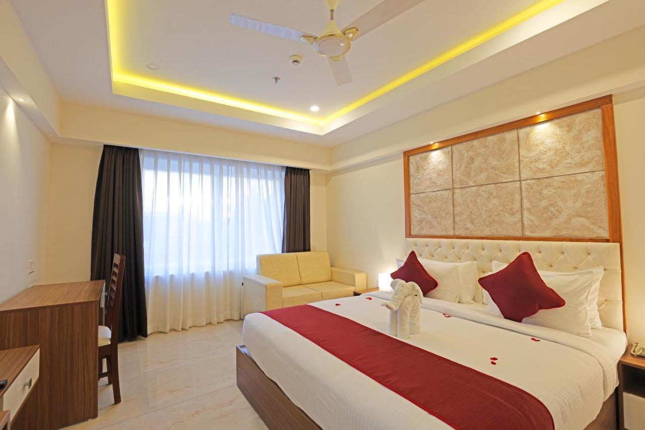Krishnavalsam Regency Hotel กูรูวาเยอร์ ภายนอก รูปภาพ
