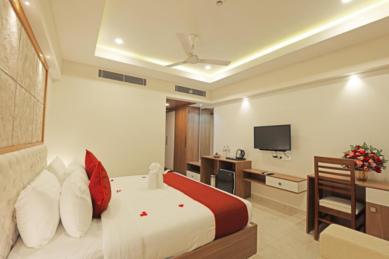 Krishnavalsam Regency Hotel กูรูวาเยอร์ ภายนอก รูปภาพ