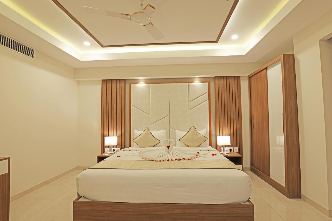 Krishnavalsam Regency Hotel กูรูวาเยอร์ ภายนอก รูปภาพ