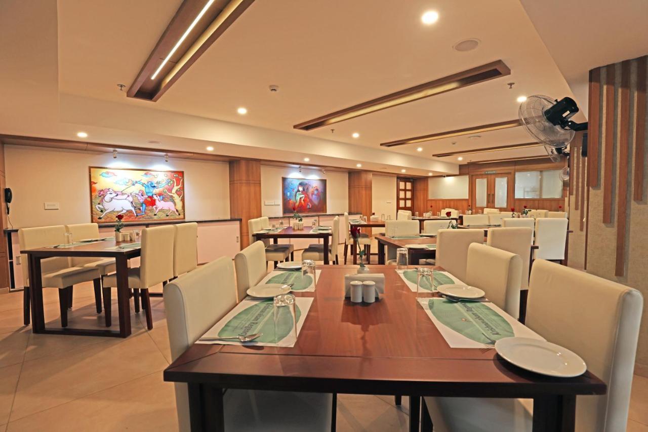 Krishnavalsam Regency Hotel กูรูวาเยอร์ ภายนอก รูปภาพ