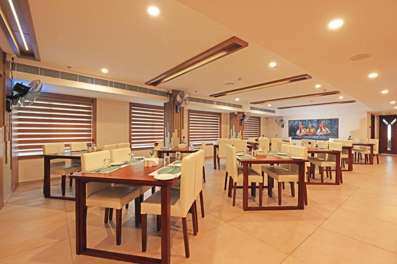 Krishnavalsam Regency Hotel กูรูวาเยอร์ ภายนอก รูปภาพ